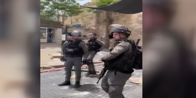 Zavallı bir siyonist! Sivil halka tam gaz bombası atacaktı ki...