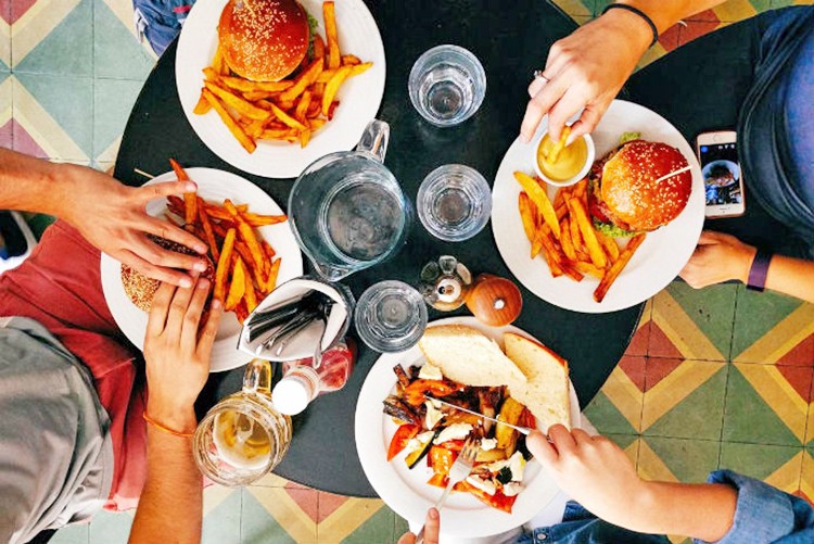 Zayıflamak uğruna o kadar büyük yanlışlar yapılıyor ki: En çok yapılan diyet hataları