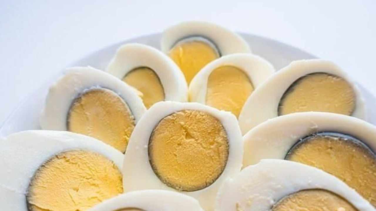 Zehir saçıyor! Yumurtadaki yeşil halkaya dikkat!