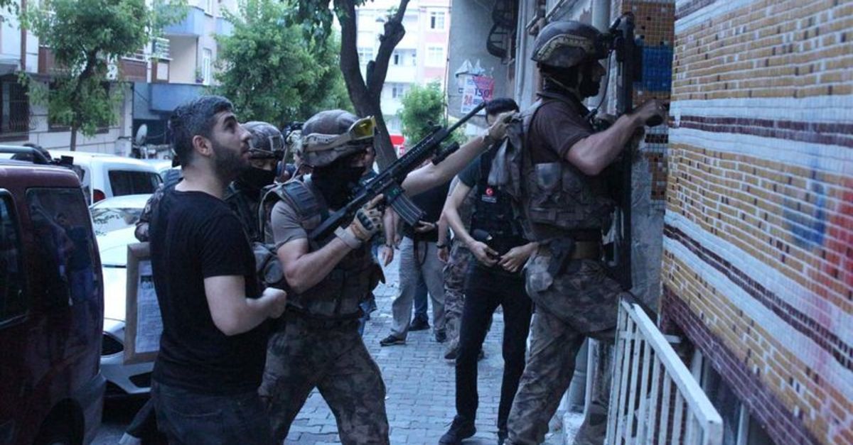 Zehir tacirlerine bir darbe daha... Çok sayıda gözaltı