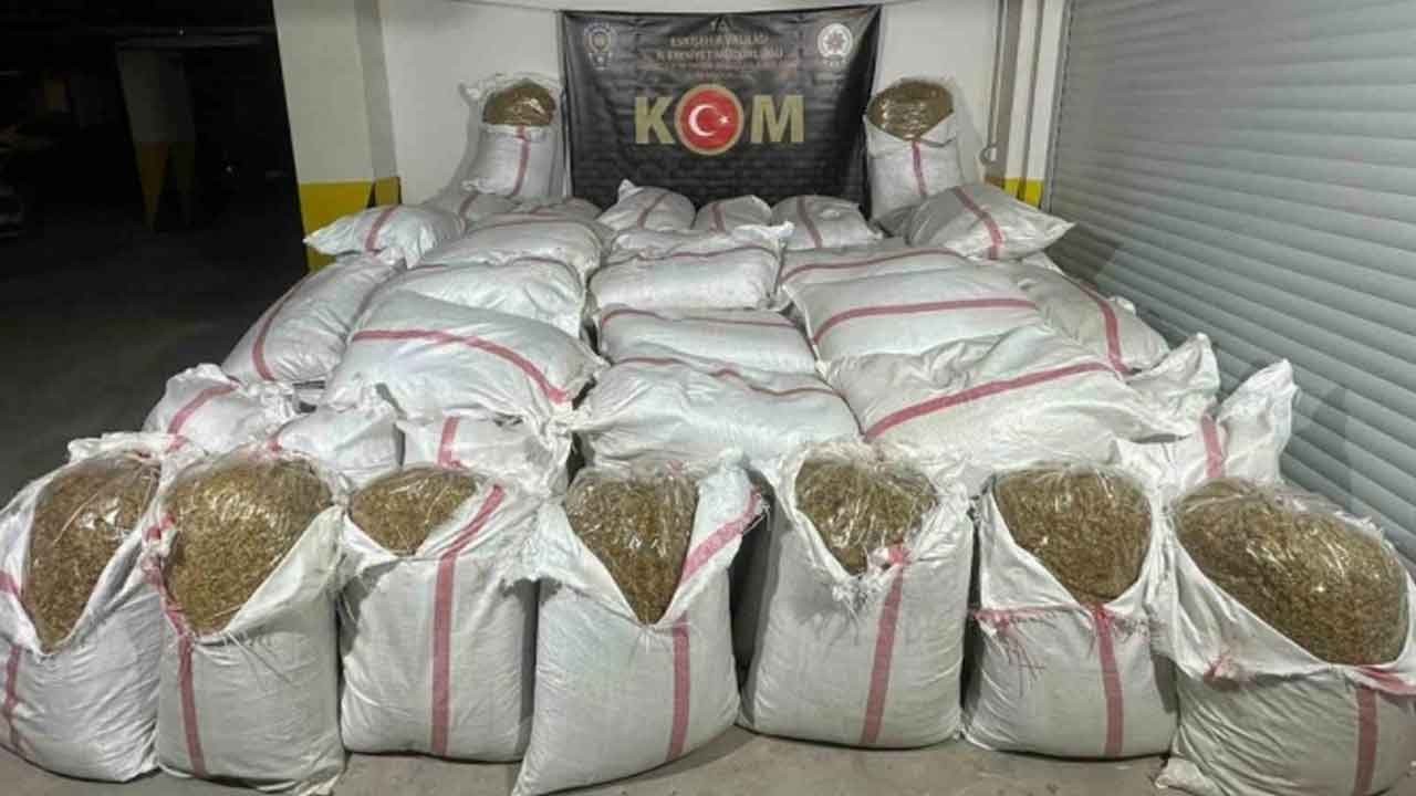 Zehir tacirlerine Eskişehir'de dev darbe! Milyonlarca kaçak makaron ve tütün ele geçirildi!