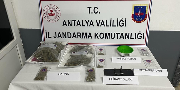 Zehir tacirlerinin üzerinden suikast tabancası ele geçirildi!