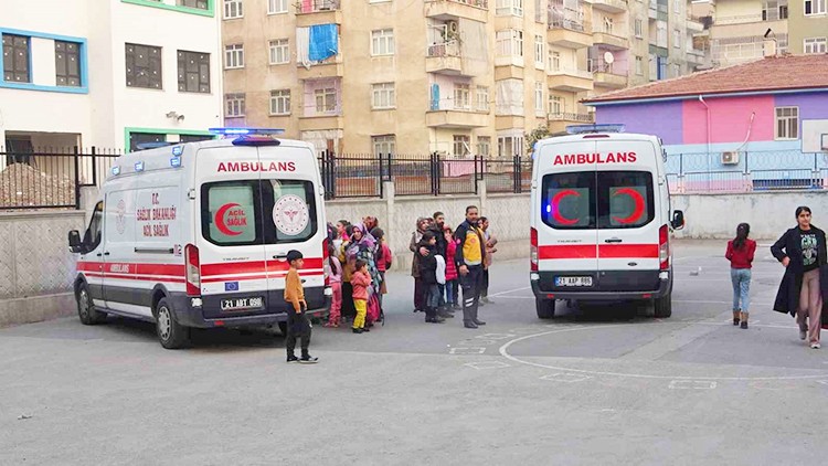 Zehirlendiler: Öğrenciler acil olarak hastaneye kaldırıldı