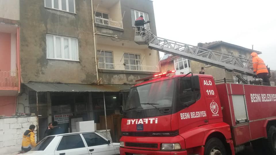 Zehirlenen şahsa itfaiye balkondan ulaştı 