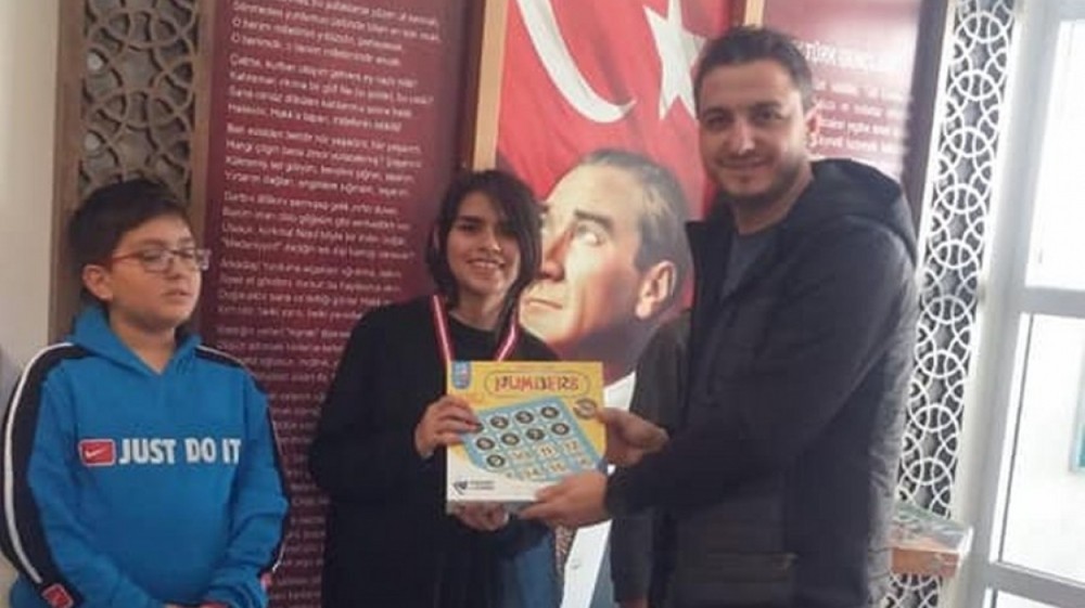 Zeka oyunlarında ikinci olan öğrenci ödüllendirildi 