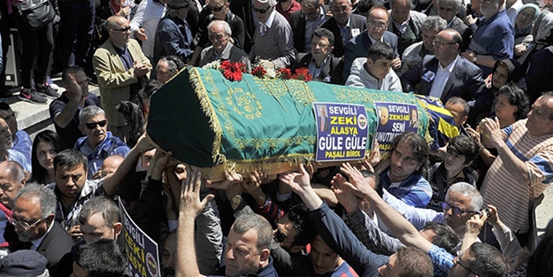 Zeki Alasya'nın cenazesinden ilginç görüntüler