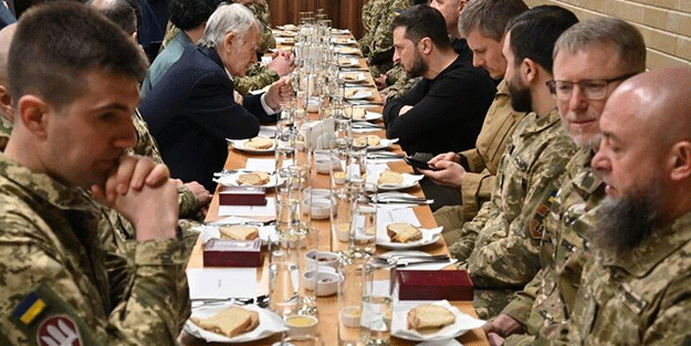 Zelenski'den Müslüman askerlerle iftar