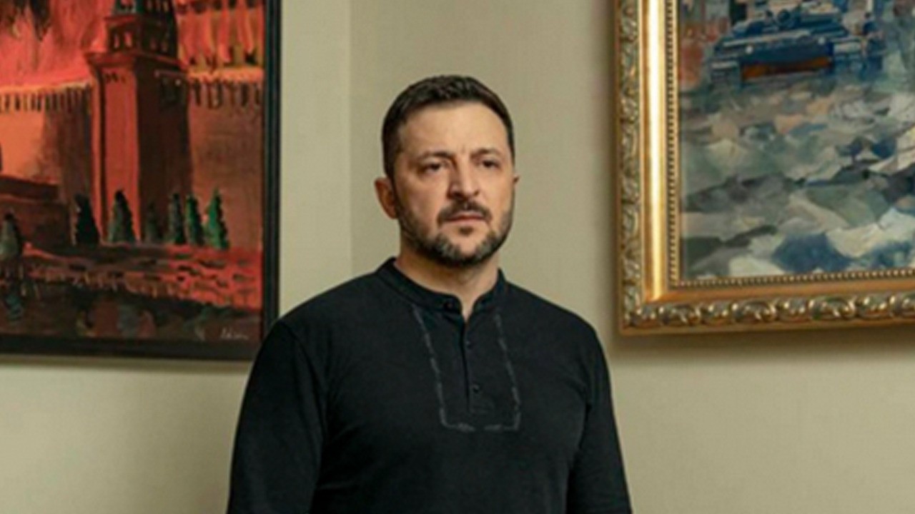 Zelenskiy kendi odasında yanan Kremlin resmini astı