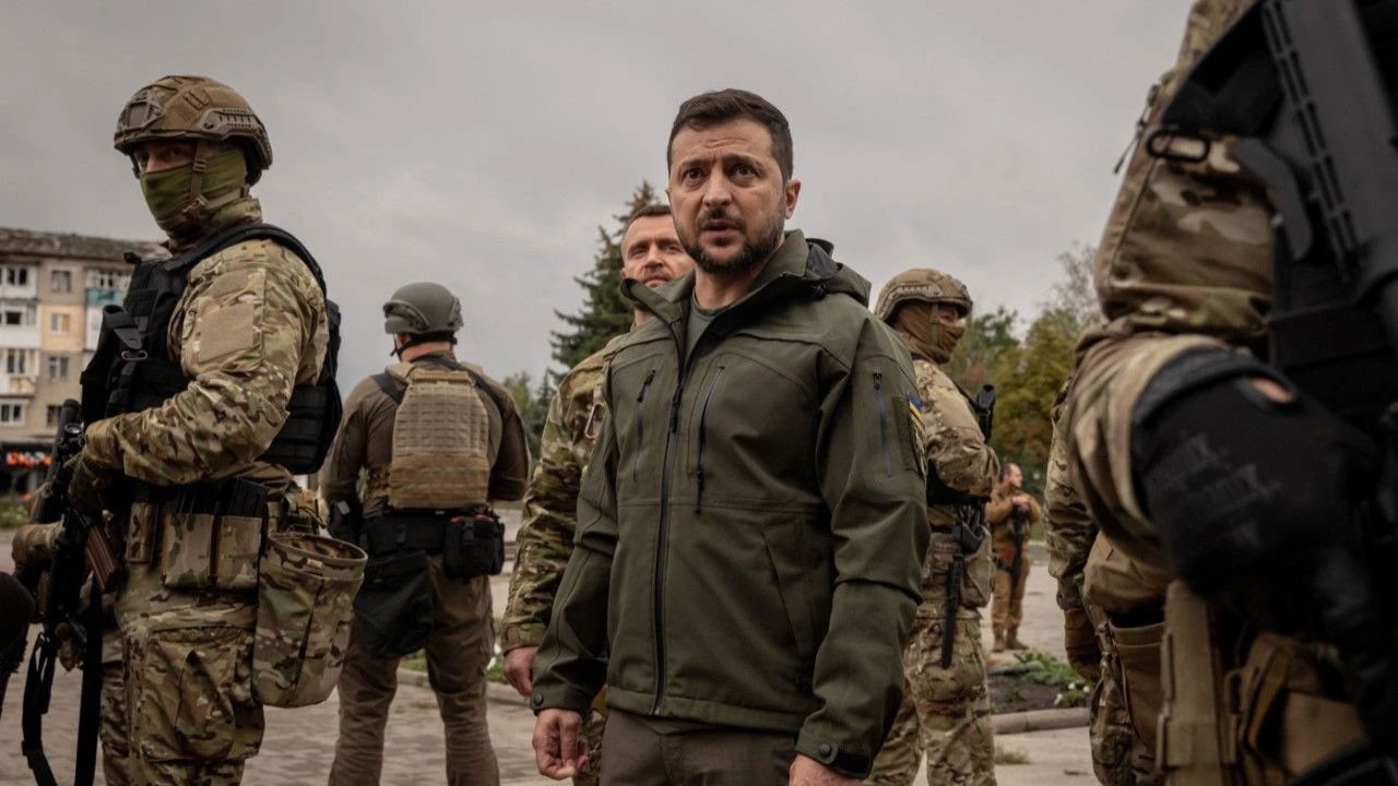 Zelenskiy savaşın en kritik ismini görevden aldı!