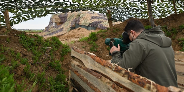 Zelenskiy'den cephe hattına ziyaret
