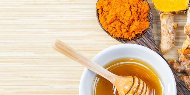 Zerdeçalı gözlerinin etrafına sürenler bir daha vazgeçmiyor: 1 tutam bile beyin hücrelerini yeniliyor! Fayda edecek