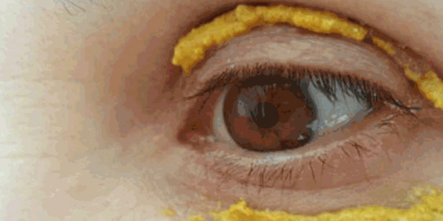 Zerdeçalı gözlerinin etrafına sürenler bir daha vazgeçmiyor: Bakın bu gizemli detay! Bitki deva oluyor