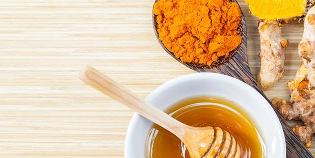 Zerdeçalı gözlerinin etrafına sürenler bir daha vazgeçmiyor! Eski karışımı ilk kez duyanlar şoke oldu...