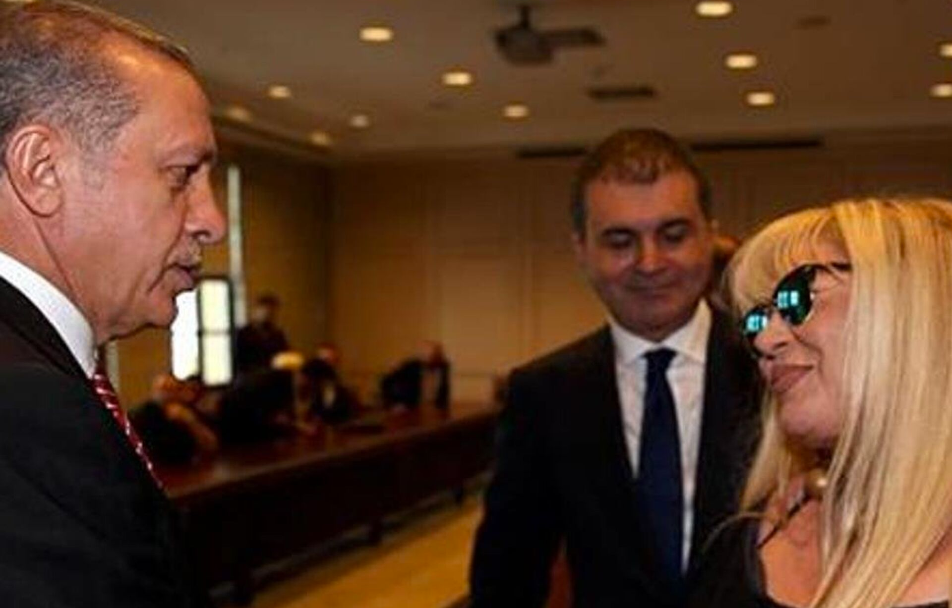 Zerrin Özer'den çok büyük terbiyesizlik! Ağzınız bir karış açık kalacak