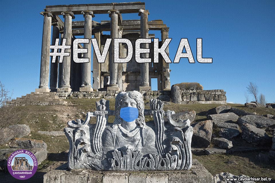 Zeus heykeline maske takıp ’evde kal’ çağrısı yapıldı 