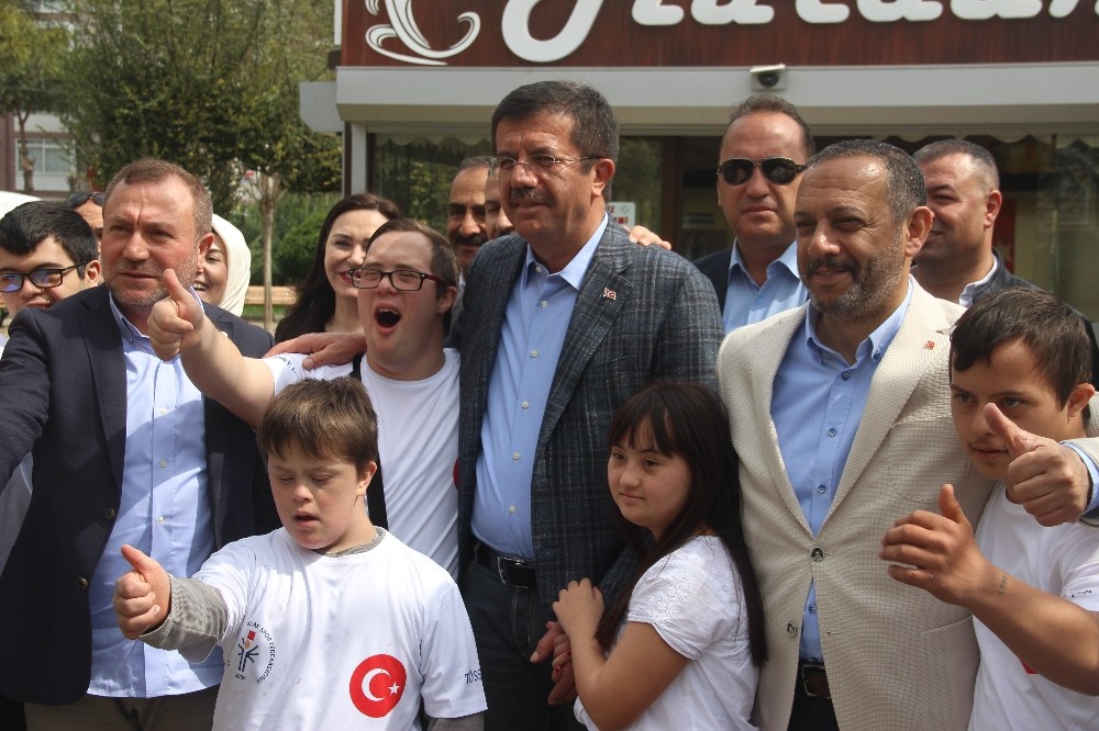 Zeybekci kaleye geçti, down sendromlu çocuklar şut çekti 