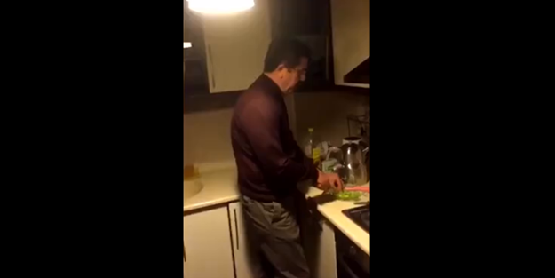 Zeybekci, öğrenci evinde menemen yaptı