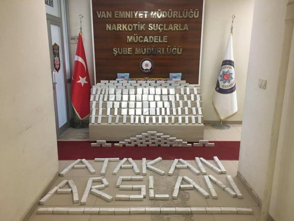 Zeyna ve Zeus’un katıldığı operasyonda 82 kilo eroin ele geçirildi 