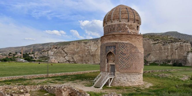 Zeynel Bey Türbesi 2 kilometre uzağa taşınacak