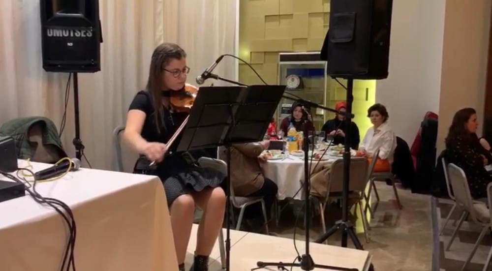 Zeynep, kemandaki ustalığı ile dikkat çekiyor 