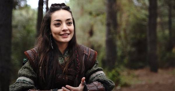 Zeynep Tuğçe Bayat kimdir? Zeynep Tuğçe Bayat oynadığı diziler