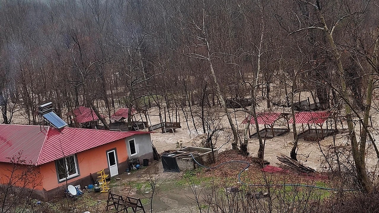 Zeytin Çayı Taştı, Mahsur Kalan Kişi Kepçeyle Alındı