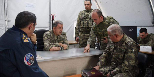 Komutanın ziyaretinde o yazı dikkatlerden kaçmadı