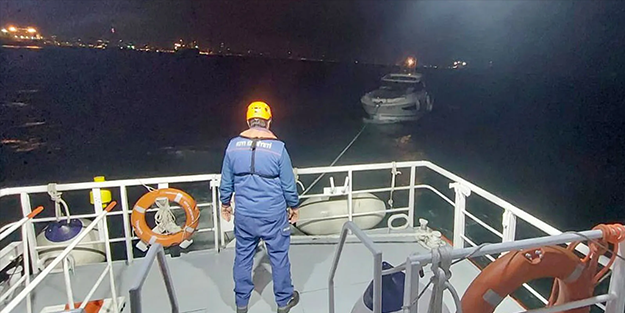 Zeytinburnu açıklarında sürüklenen tekne kurtarıldı