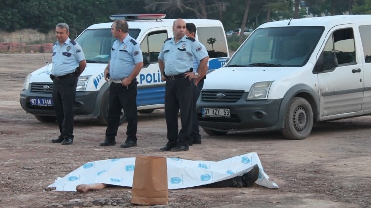 Zeytinburnu D-100 karayolunda sürücüler yol kenarında cesedini buldu!