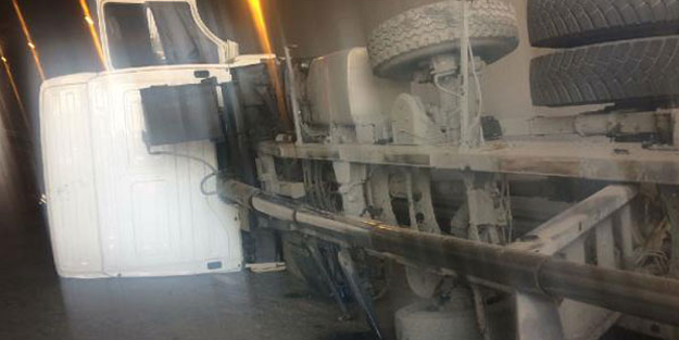 Zeytinburnu sahil yolunda hafriyat kamyonu devrildi!