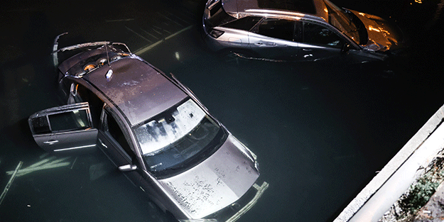 Zeytinburnu'nda 2 otomobil dereye düştü