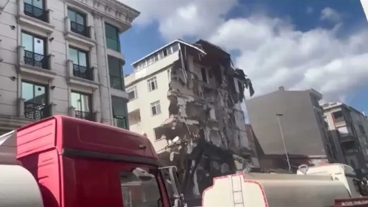 Zeytinburnu'nda 4 katlı binanın çöktüğü anlar kamerada