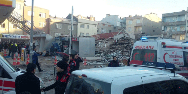 Zeytinburnu'nda bina çöktü...