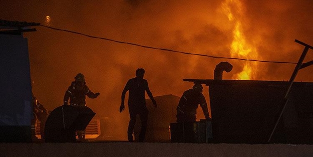 Zeytinburnu'nda hırdavat dükkanında çıkan yangın söndürüldü