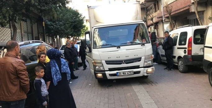 Zeytinburnu'nda sokakta yürürken kamyonun altında kaldı