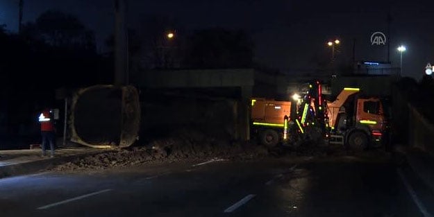 Zeytinburnu'nda toprak yüklü hafriyat kamyonu devrildi