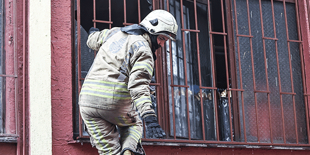 Zeytinburnu'nda yangın çıkan atölyenin bulunduğu binada mahsur kalanlar itfaiye ekiplerince kurtarıldı
