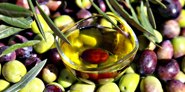 Zeytinin bozulmasını önlemenin yolu: Üzerine 1 kaşık eklemek yetiyor… Zeytin şifa oluyor!