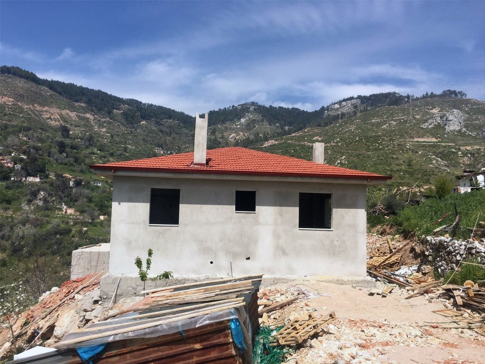 Zeytinköy’de 8 konutun inşaatı sürüyor 