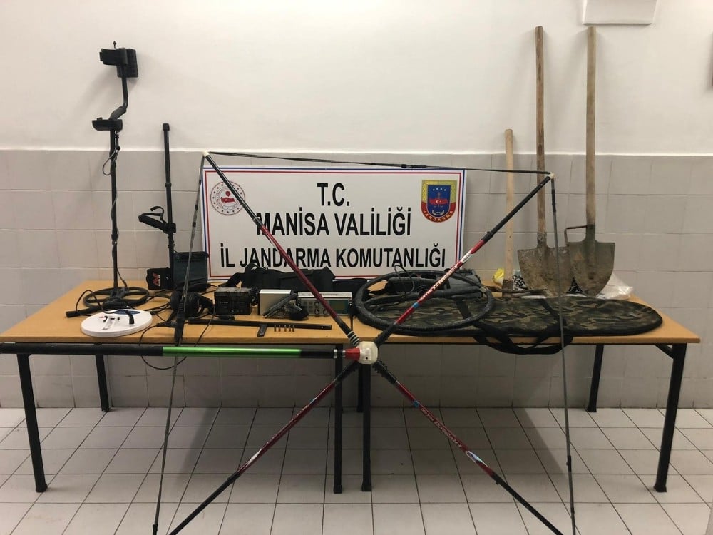 Zeytinlik alandaki kaçak kazıya suçüstü 
