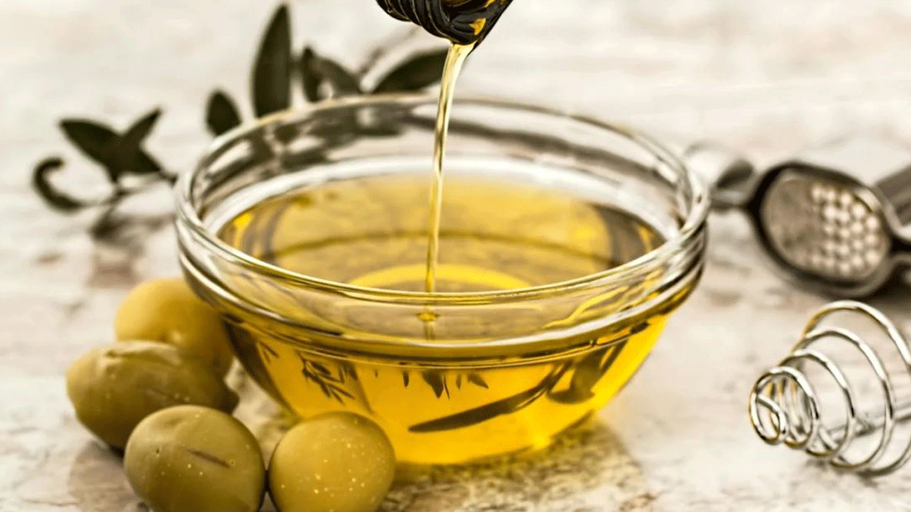 Zeytinyağında üretim rekoru kırıldı, fiyatlar yarı yarıya ucuzladı: Yok yılı gelmeden zeytinyağınızı alın!