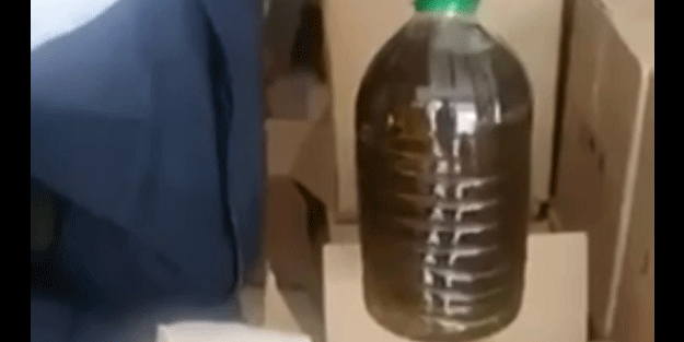 Zeytinyağının içinden çıkanlar şok etti! Ünlü markaların etiketlerini de basmışlar
