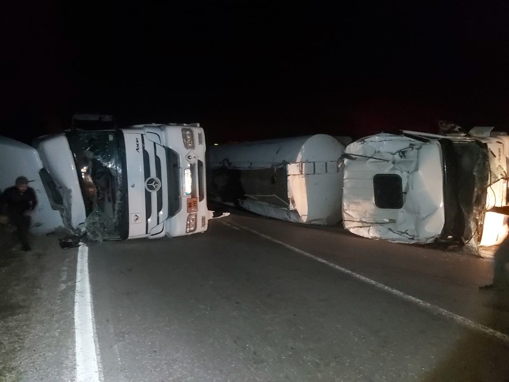 Zift yüklü 2 kamyon devrildi, tonlarca zift yola saçıldı 