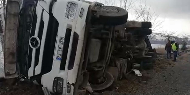 Zift yüklü tanker virajı alamayınca...