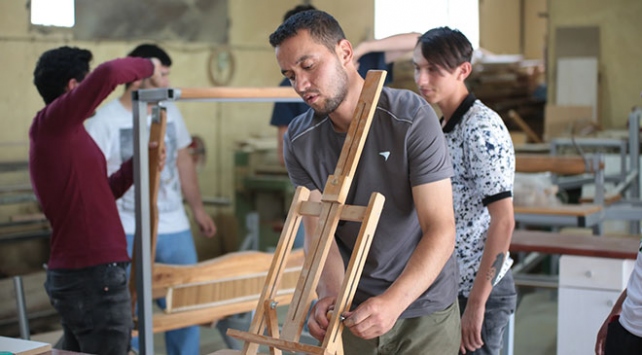 Zihinsel engelli öğrencilerin ürettiği mobilyalarla kamu kurumlarına destek