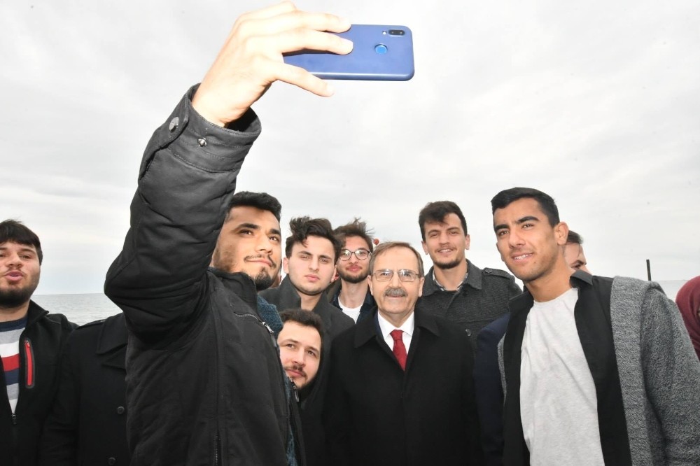 Zihni Şahin: “Çocuklarımız ve gençlerimizi mutlu edecek projeleri hızla hayata geçireceğiz