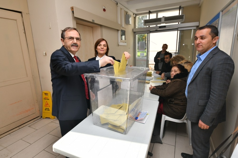 Zihni Şahin eşi ile birlikte oyunu kullandı 