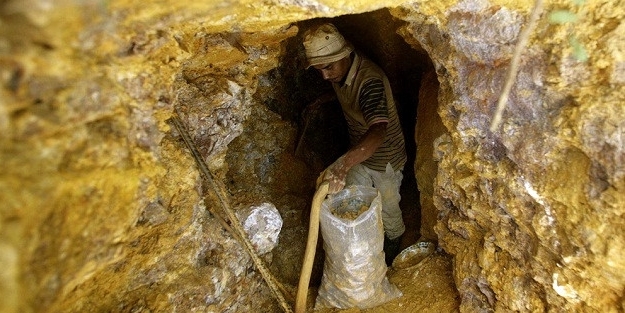 Zimbabve'de kaçak altın madeninde göçük!