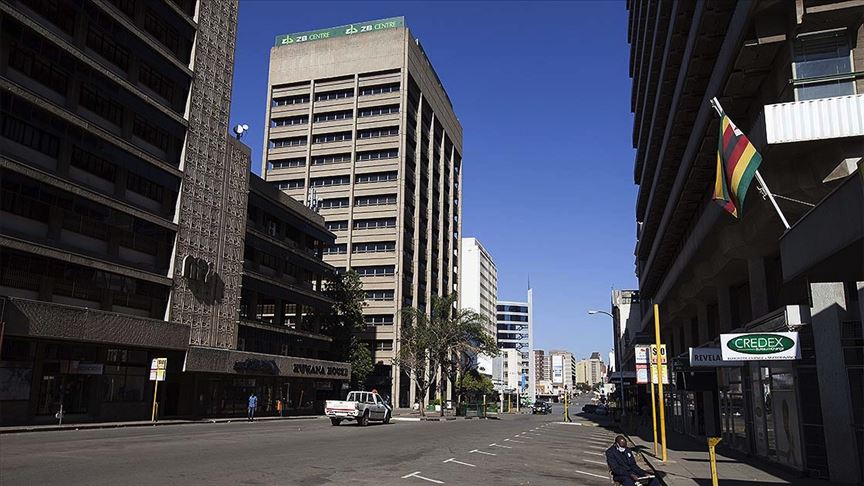 Zimbabve'de Kovid-19 yasaklarını ihlal eden 100 bin kişi gözaltına alındı