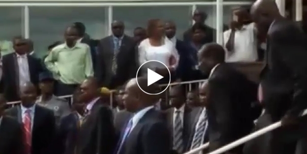 Zimbabwe Cumhurbaşkanı Mugabei yere düştü